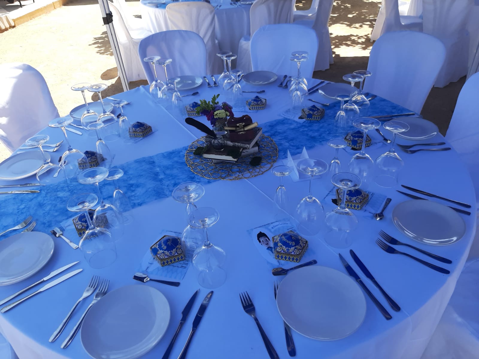 Mesa elegante con vajilla y decoración para banquete de boda