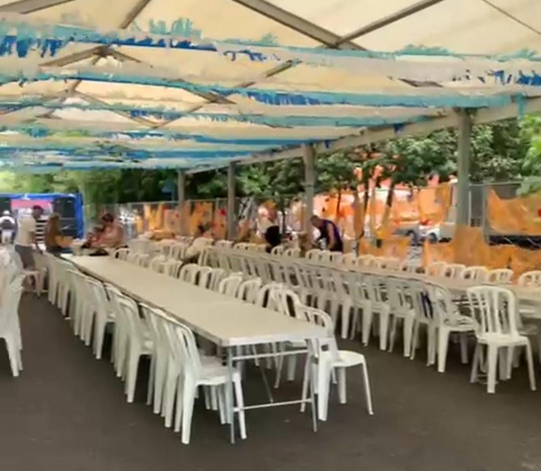 Mesas largas con montaje completo para evento multitudinario