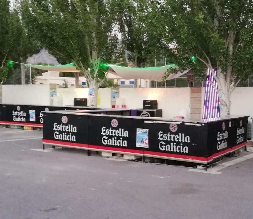 Escenario exterior preparado con vallas y estructura técnica