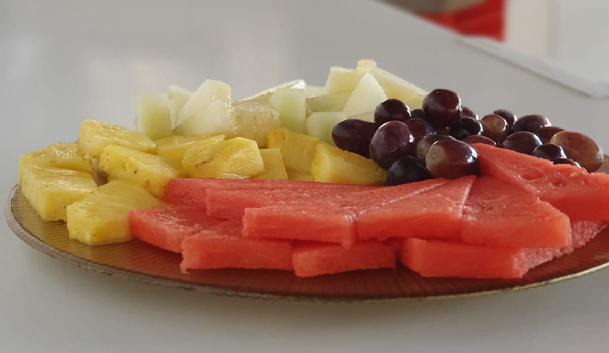 Bandeja de frutas variadas servida en catering profesional
