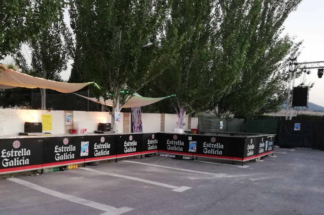 Escenario exterior preparado para evento musical con vallas publicitarias