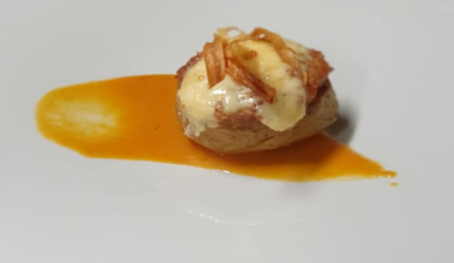 Postre gourmet con helado servido en catering