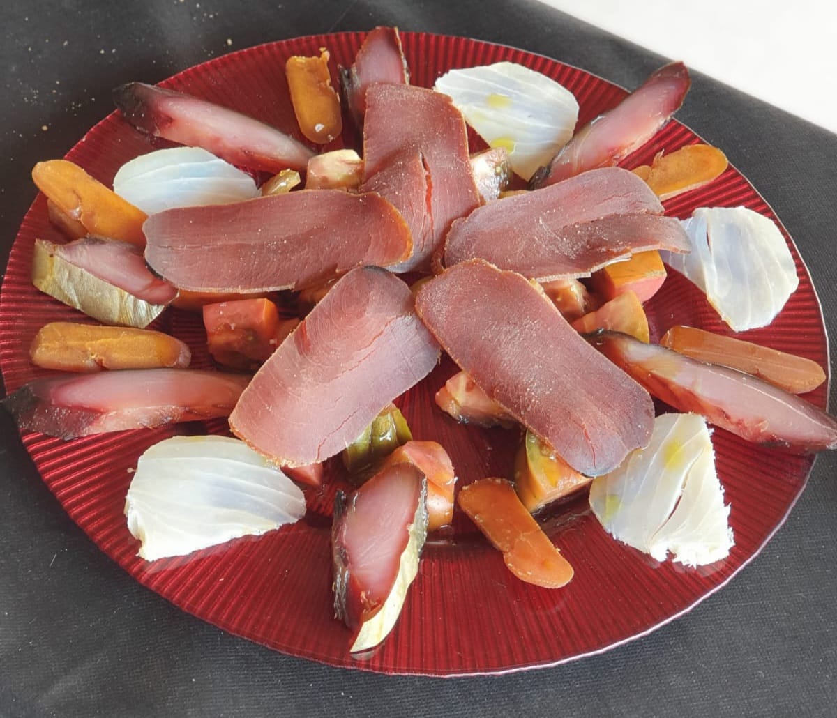 Bandeja con aperitivos y jamón en servicio de catering profesional