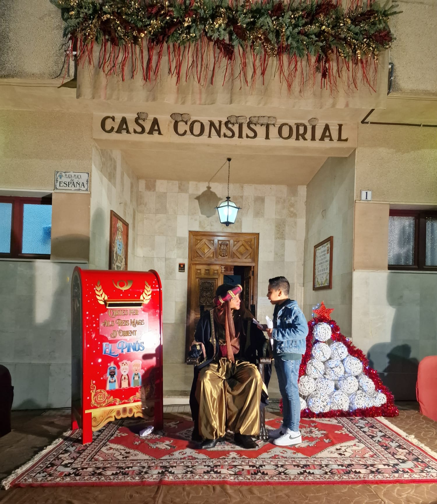 scenografía y decoración instalada en edificio para evento festivo